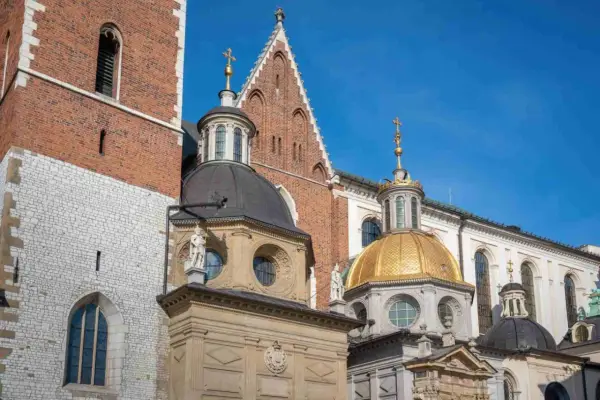 Kto jest pochowany na Wawelu? Królowie, bohaterowie, poeci. Zobacz majestatyczne kopuły Katedry Wawelskiej.