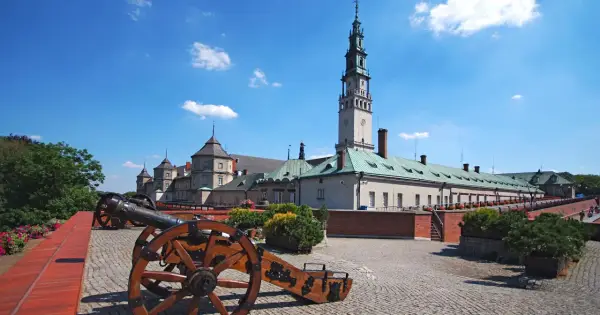 Dwa zabytkowe działa na murach obronnych Jasnej Góry, gotowe do obrony.