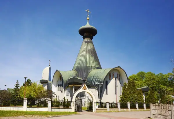 Piękna cerkiew w Polsce z charakterystyczną kopułą i krzyżem. Wspaniały przykład architektury sakralnej.
