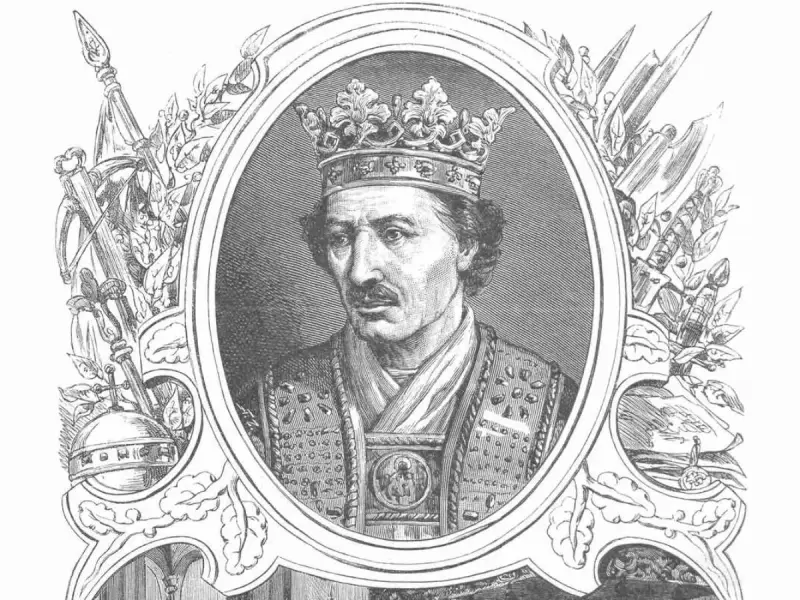 Portret Władysława II Jagiełły w koronie i bogatym stroju, otoczony symbolami władzy i zwycięstwa.